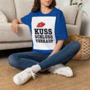 T-Shirt — "Kuss Schluss Verkauf" Lip Print Graphic Tee - Image 34