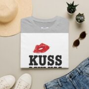 T-Shirt — "Kuss Schluss Verkauf" Lip Print Graphic Tee - Image 13