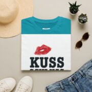 T-Shirt — "Kuss Schluss Verkauf" Lip Print Graphic Tee - Image 25