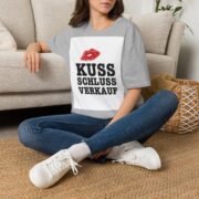 T-Shirt — "Kuss Schluss Verkauf" Lip Print Graphic Tee - Image 14