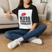 T-Shirt — "Kuss Schluss Verkauf" Lip Print Graphic Tee - Image 6