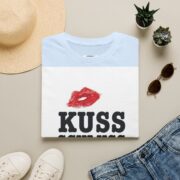 T-Shirt — "Kuss Schluss Verkauf" Lip Print Graphic Tee - Image 29