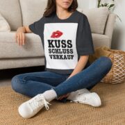 T-Shirt — "Kuss Schluss Verkauf" Lip Print Graphic Tee - Image 38