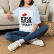 T-Shirt — "Kuss Schluss Verkauf" Lip Print Graphic Tee - Image 30