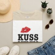 T-Shirt — "Kuss Schluss Verkauf" Lip Print Graphic Tee - Image 9