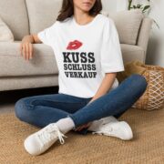 T-Shirt — "Kuss Schluss Verkauf" Lip Print Graphic Tee - Image 2