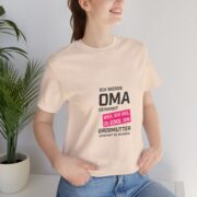 Grandma Announcement Tee — "Ich werde OMA genannt weil ich viel zu cool bin" Frenchie Grandma Gift - Image 18
