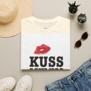T-Shirt — "Kuss Schluss Verkauf" Lip Print Graphic Tee - Image 17
