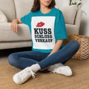 T-Shirt — "Kuss Schluss Verkauf" Lip Print Graphic Tee - Image 26