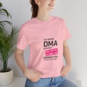 Grandma Announcement Tee — "Ich werde OMA genannt weil ich viel zu cool bin" Frenchie Grandma Gift - Image 48