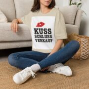 T-Shirt — "Kuss Schluss Verkauf" Lip Print Graphic Tee - Image 10