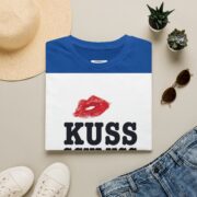 T-Shirt — "Kuss Schluss Verkauf" Lip Print Graphic Tee - Image 33