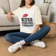 T-Shirt — "Kuss Schluss Verkauf" Lip Print Graphic Tee - Image 18