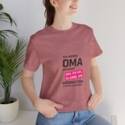 Grandma Announcement Tee — "Ich werde OMA genannt weil ich viel zu cool bin" Frenchie Grandma Gift - Image 9
