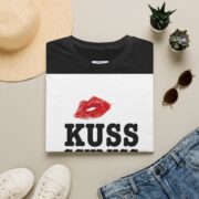 T-Shirt — "Kuss Schluss Verkauf" Lip Print Graphic Tee - Image 5