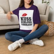 T-Shirt — "Kuss Schluss Verkauf" Lip Print Graphic Tee - Image 46