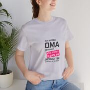 Grandma Announcement Tee — "Ich werde OMA genannt weil ich viel zu cool bin" Frenchie Grandma Gift - Image 45