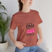 Grandma Announcement Tee — "Ich werde OMA genannt weil ich viel zu cool bin" Frenchie Grandma Gift - Image 12