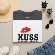 T-Shirt — "Kuss Schluss Verkauf" Lip Print Graphic Tee - Image 21